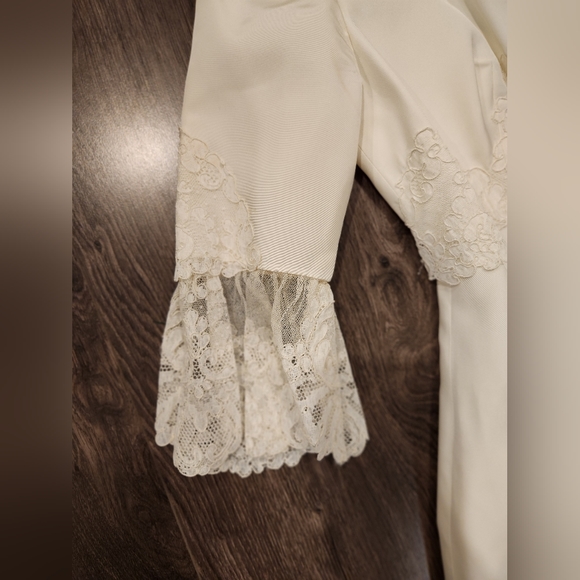 Vintage Wedding Dress with 3/4 Sleeves and Matching Cape - Picture 12 of 13